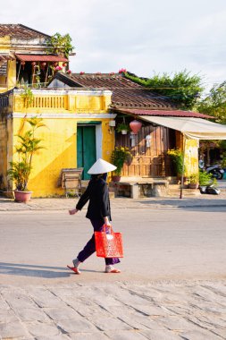 Hoi An geleneksel Vietnam şapkası giyen kadın
