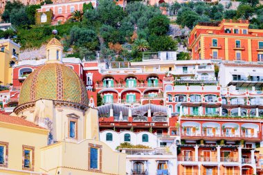 Citiscape ve Pozitano Santa Maria Assunta Kilisesi ile peyzaj