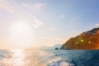 Positano kasabasında gün batımı ile Citiscape ve manzara