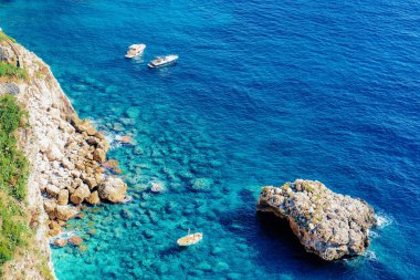 İtalya'nın Napoli yakınlarındaki Capri Adası'nda Tekneler