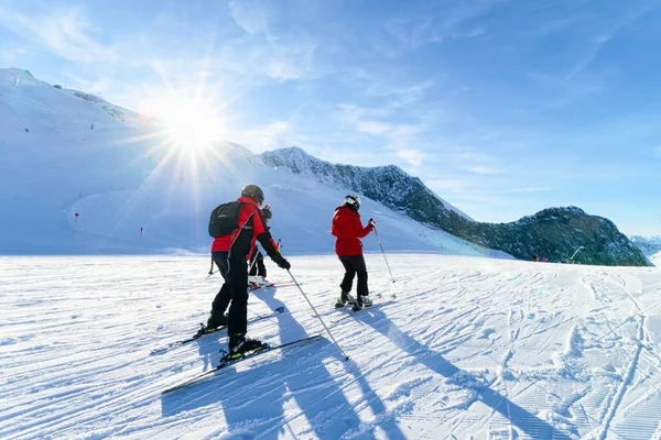 Zillertal Avusturya Hintertux Glacier kayak merkezinde Aile Kayakçılar — Stok fotoğraf