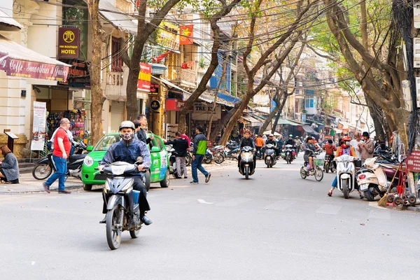 Yerel halk eski şehir Hanoi sokakta mopedsürme