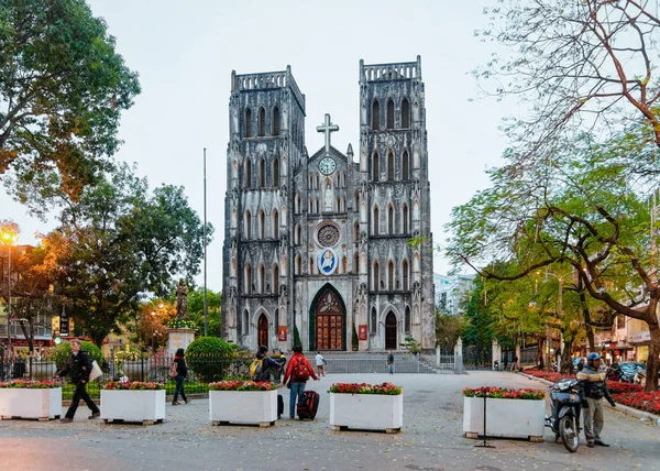 St Joseph Katedrali Hanoi sokakta insanlarla Cityscape