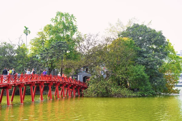 Persone sul ponte a Ngoc Son Temple West Lake Hanoi — Foto Stock