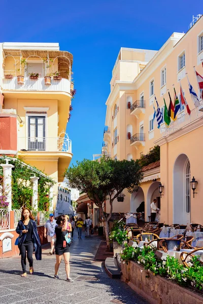 People at Street cafe and restaurant table Capri Island Italy — Stock Fotó