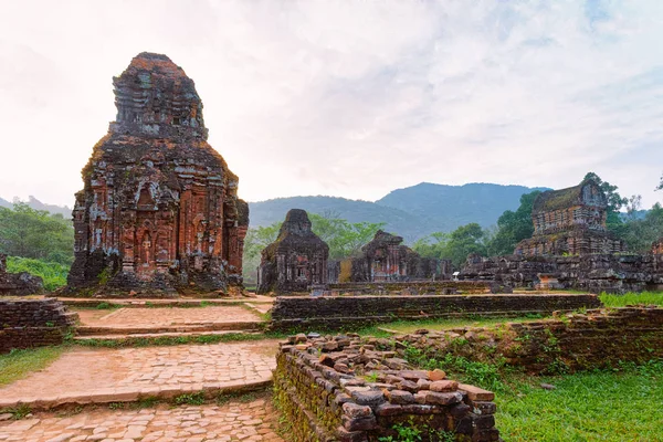Hoi An yakınlarındaki Hindu Tapınakları Vietnam ile Oğlum Sanctuary