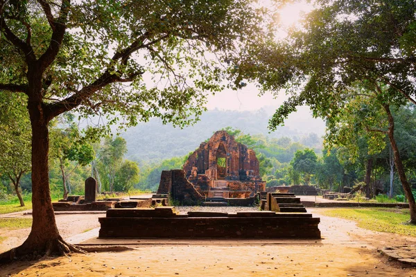 Oğlum Sanctuary ve Hindu Tapınakları Hoi An gün batımı