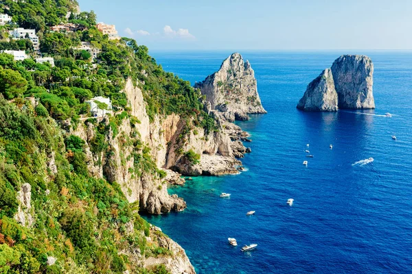 Capri Island och Faraglioni nära Neapel i Italien — Stockfoto