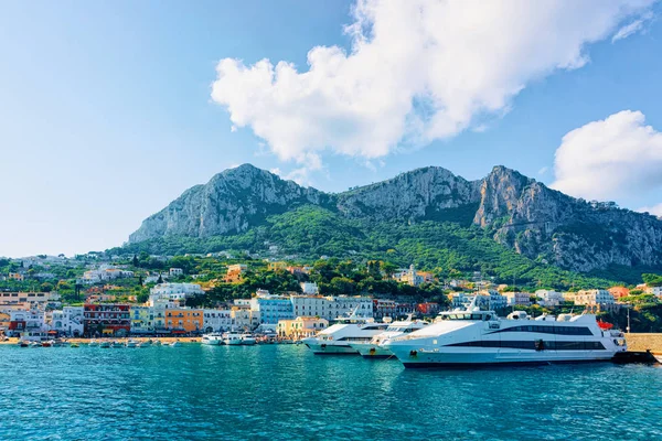 Napoli İtalya Capri Adası kasabasında yatlar ile Marina