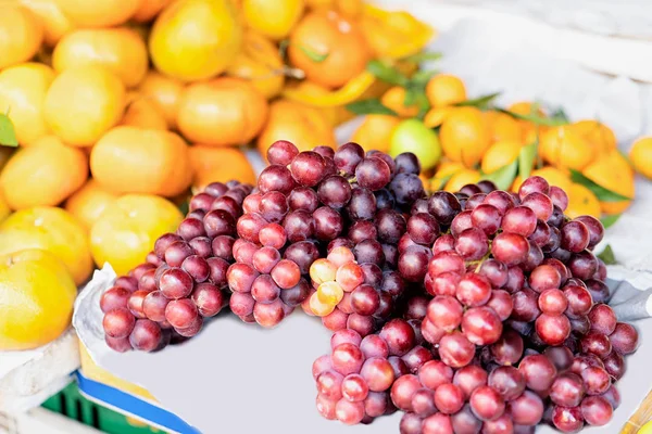 Asiatische Obstsorten wie Trauben und Orangen hoi an — Stockfoto