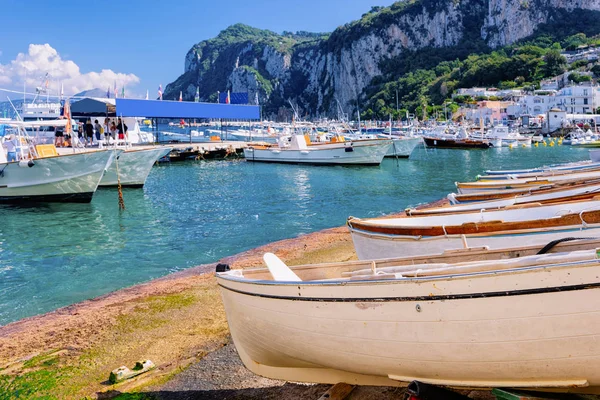 Марина с лодками в городе на острове Капри в Италии — стоковое фото