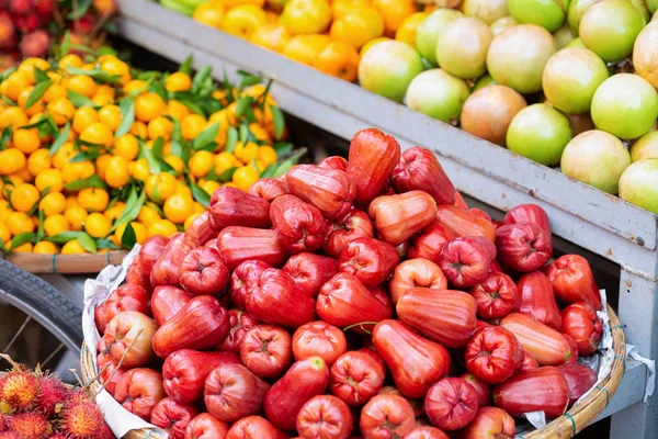 Asiatische Frucht malaiischen Rosenapfel und Mandarine in hoi an — Stockfoto