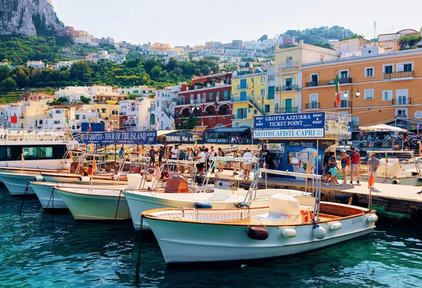 Småbåtshamn med yachter på Capri Island Town — Stockfoto
