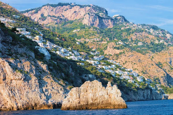 Citiscape och landskap i Positano staden på Amalfikusten — Stockfoto