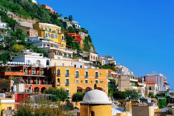 Citiscape e paesaggio della città di Positano in Costiera Amalfitana — Foto Stock