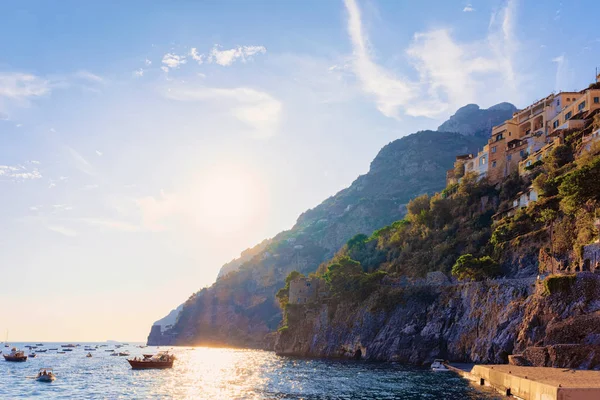 Citoyen et paysage avec coucher de soleil et bateaux à Positan — Photo