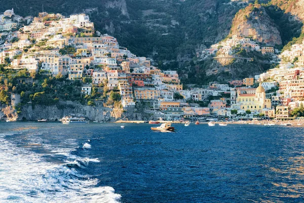 Citoyen et paysage à Positano ville de la côte amalfitaine — Photo
