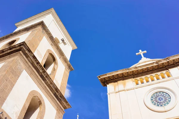 Церкви Санта Марія Assunta у місті Позітано — стокове фото