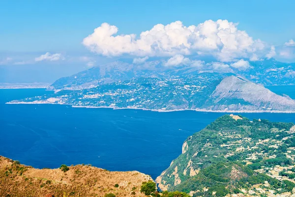 Isola di Capri e Mar Mediterraneo Blu vicino a Napoli in Italia — Foto Stock