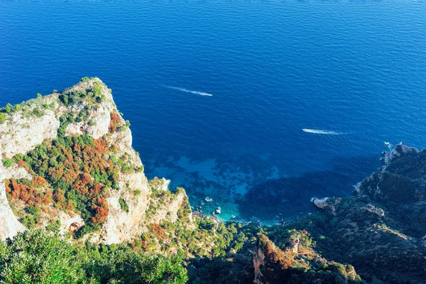 Capri och Blue Mediterranean Sea nära Neapel i Italien — Stockfoto