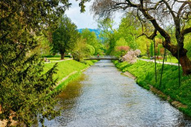 Baden Baden Almanya Gonneranlage Kurpark nehir üzerinde Köprü
