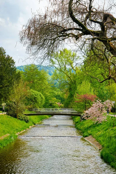 Most nad rzeką w Gonneranlage Kurpark w Baden Baden Niemcy — Zdjęcie stockowe