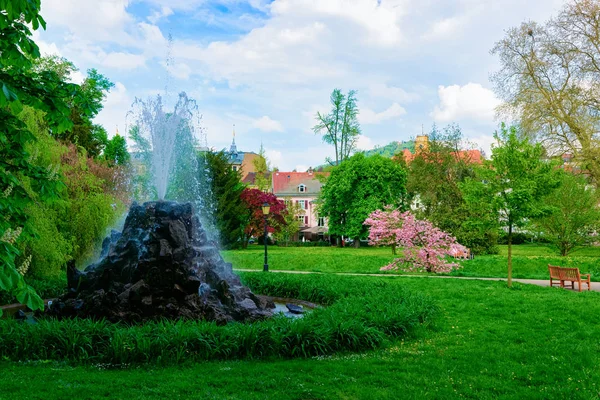 Fontanna w Gonneranlage Kurpark w Baden-Baden-wurttemberg Niemcy — Zdjęcie stockowe