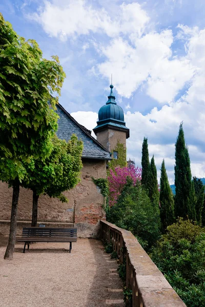 Міський пейзаж з лавкою на Замковій вежі в Баден Баден Німеччина — стокове фото