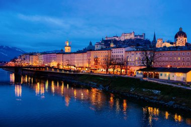 Salzburg Hohensalzburg kale ve Salzach Nehri Avusturya gece Panoraması