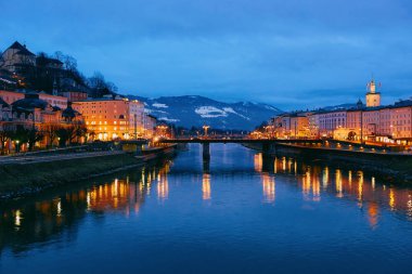 Salzburg Eski Şehir ve Salzach Nehri Avusturya gece Panoraması