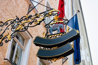 Salzburg'da bina duvarında sokak plakası olarak bronz fil