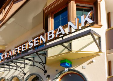 Avusturya'da bina duvarı Mayrhofen raiffeisenbank plaka