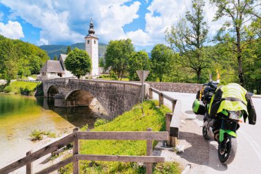 Slovenya'da Bohinj Gölü'nde köprüye park edilmiş motosiklet