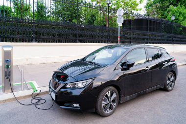 Viyana'da Siyah Elektrikli Araba Şarj istasyonu