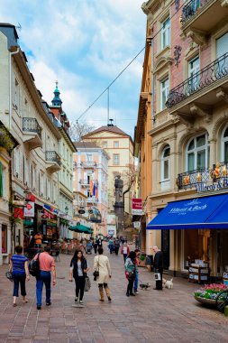 Almanya'da Baden Baden'de Gernsbacher strasse sokağındaki insanlar
