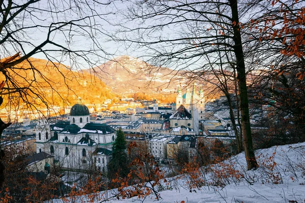 オーストリアのモンヒスベルクの丘からの雪とザルツブルクの夕日 — ストック写真