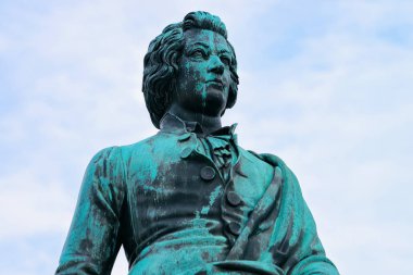 Salzburg Mozartplatz Meydanı'nda Mozart anıtı