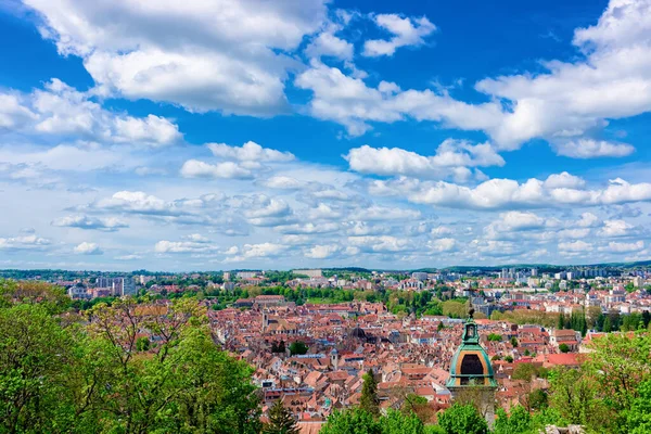 Városkép székesegyházával Besancon várából Bourgogne-ban — Stock Fotó