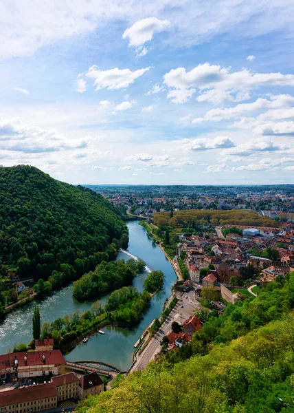 Krajobraz z Cytadeli w Besancon i rzeki Doubs w Bourgogne — Zdjęcie stockowe