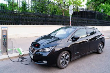 Siyah Nissan, Viyana 'daki elektrikli araba şarj istasyonunda.