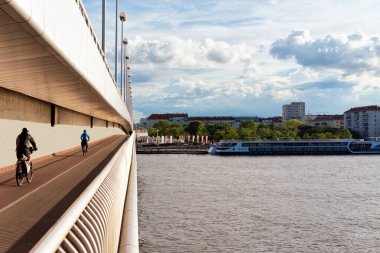 Viyana 'nın Donaustadt kentindeki Tuna Nehri' ndeki köprüde bisikletler