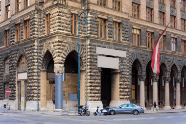 Viyana 'da sokak ve Avusturya bayraklı şehir manzarası