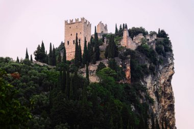 Garda Gölü 'nde Castello di Arco ile manzara