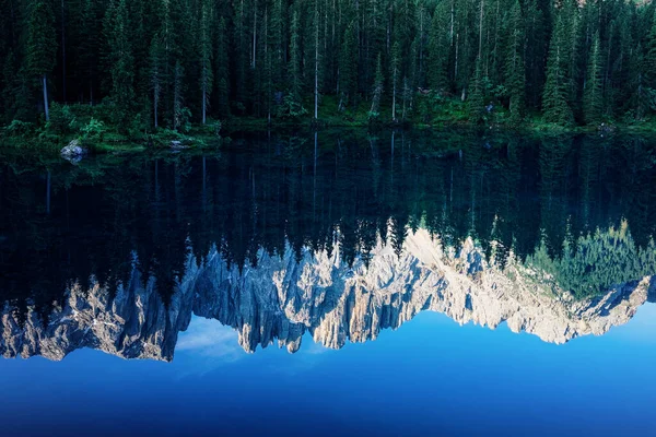 Montañas Dolomitas en el lago Carezza Alto Adigio — Foto de Stock