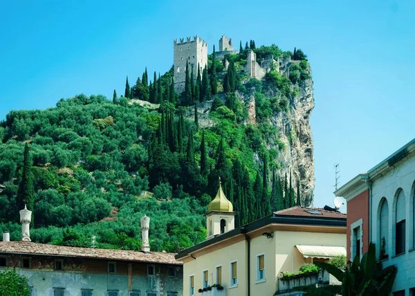 Paisagem com Castello di Arco sobre pedra no lago Garda — Fotografia de Stock