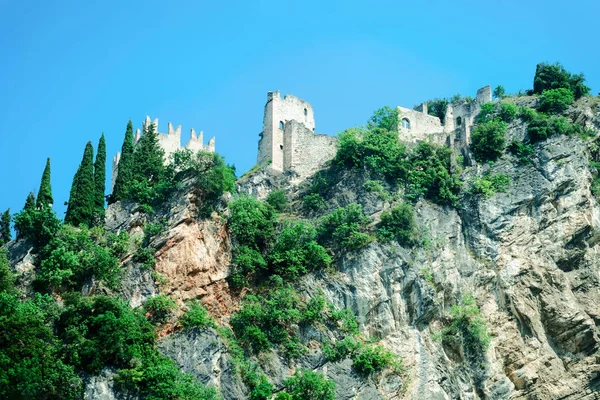 Paesaggio con Castello di Arco nella roccia sul lago di Garda — Foto Stock