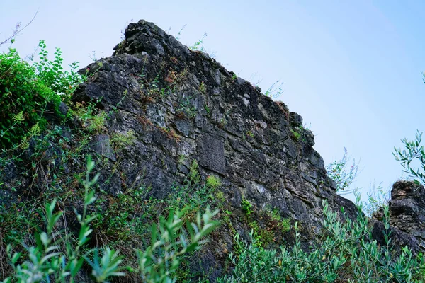 Paisagem com rocha no Vale de Sarca no lago Garda — Fotografia de Stock