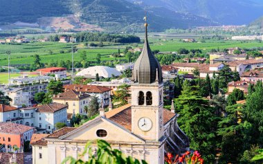 Santa Maria Assunta Kilisesi Arco 'da kayanın üzerinde