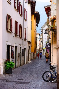Garda Gölü yakınlarındaki Arco şehir merkezinde şehir manzarası