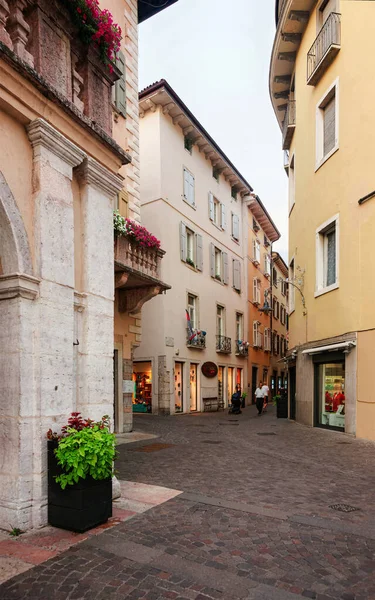 Město Arco centrum města v blízkosti jezera Garda — Stock fotografie